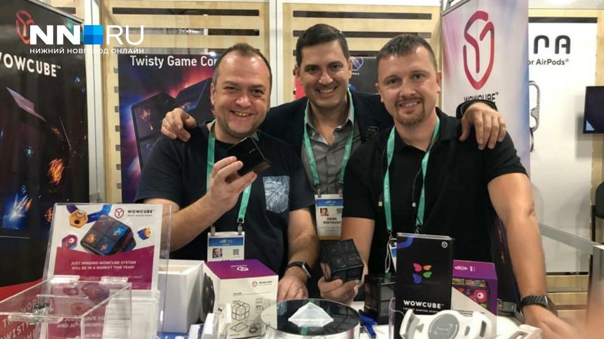 Ilya Osipov and team with WOWCube at CES 2020 — NN.RU